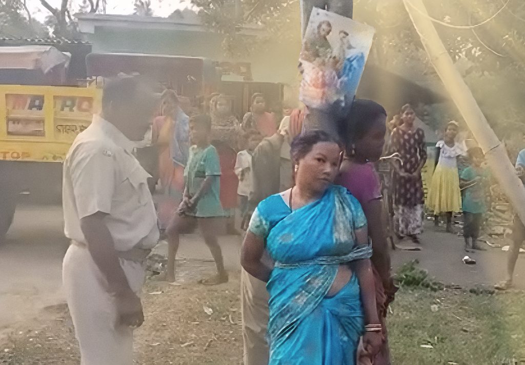 Ishani is vastgebonden aan een paal.