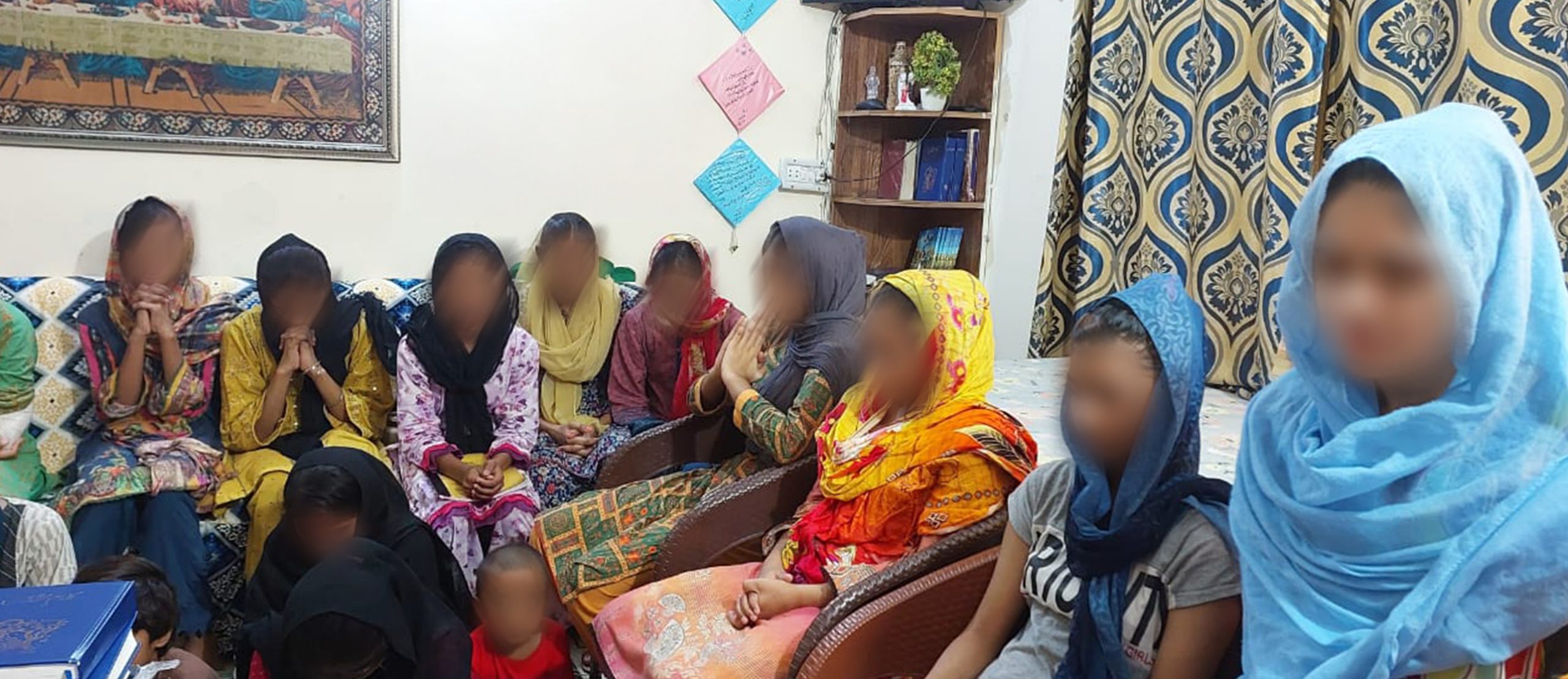 Tienermeiden in een safehouse in Pakistan